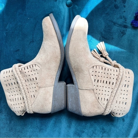 BILLABONG FAUX SUEDE LASERCUT TASSELS ANKLE BOOTIE SIZE 7.5 EUC - Picture 8 of 11